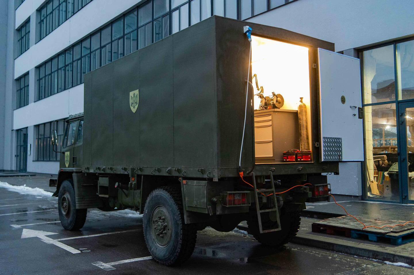 DAF на фронте – вещь универсальная: Порошенко передал в ДШУ первую передвижную мастерскую на базе грузовика