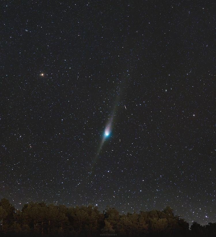Впервые за 50 тысяч лет: появились фото и видео "зеленой кометы", пролетевшей мимо Земли на максимально близком расстоянии