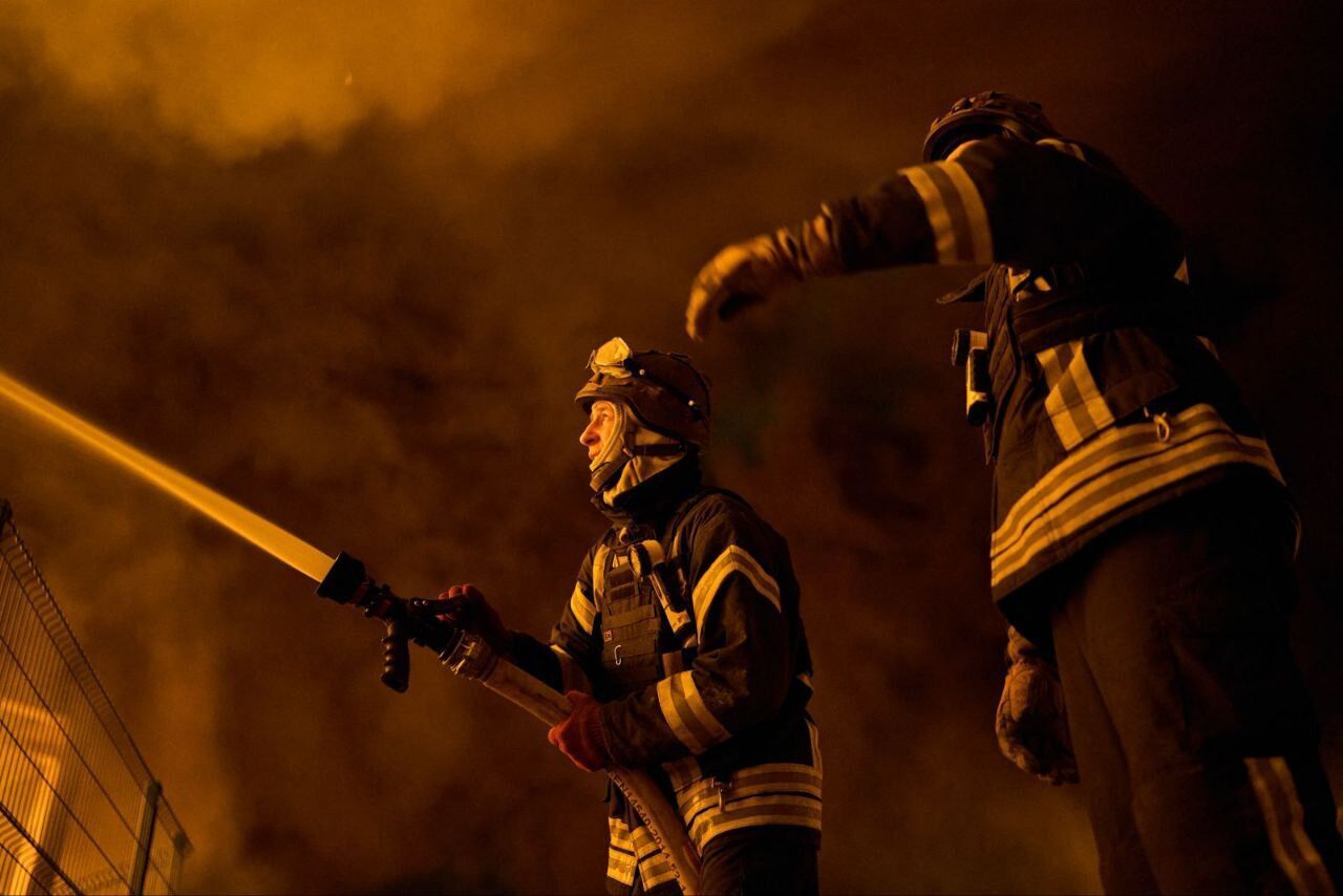 Окупанти вдарили по складу з феєрверками в Херсоні, спалахнула потужна пожежа. Фото і відео