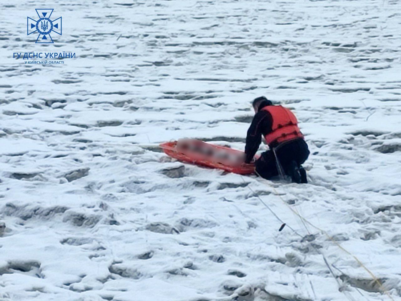 В Киевской области спасатели взорвали ледовую пробку на реке Десна. Фото и видео