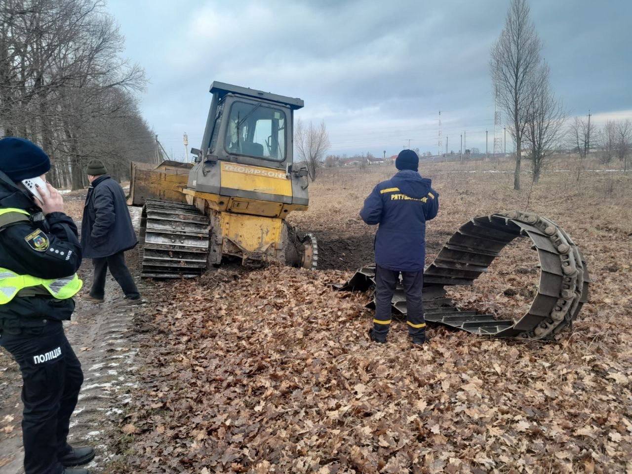 На Київщині під час польових робіт на протитанковій міні підірвався трактор. Фото