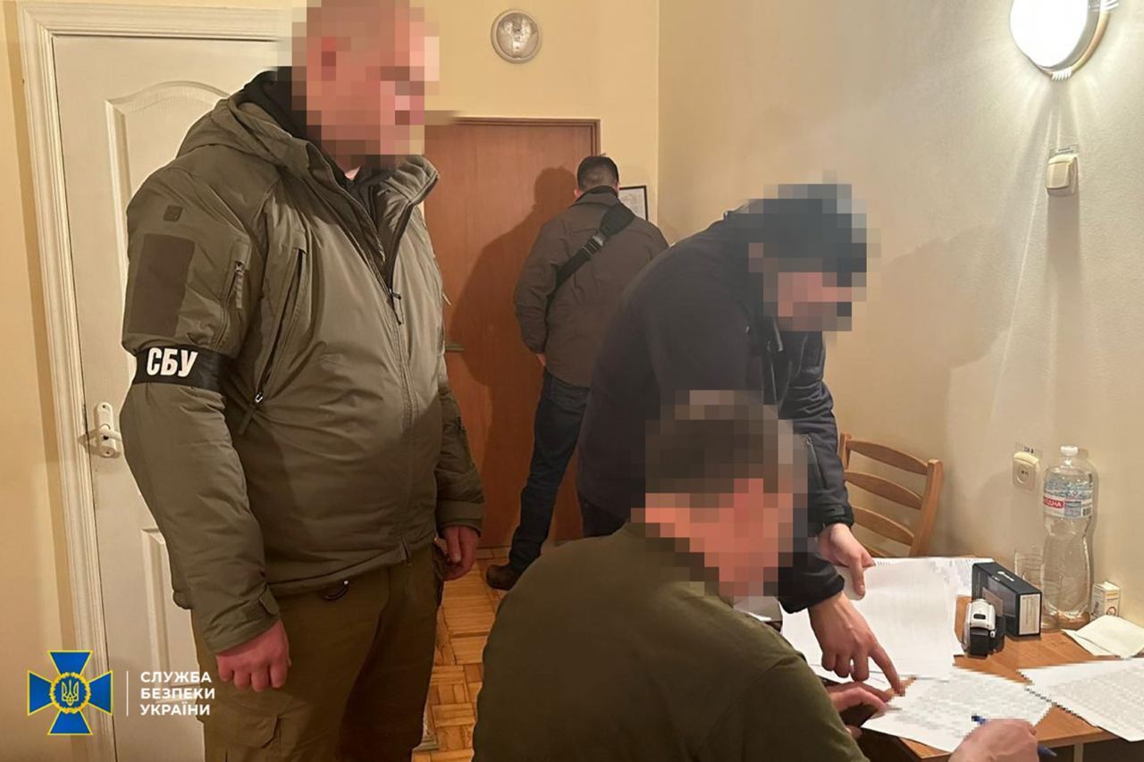 Изъяли валюты более чем на 5 млн грн: в Киеве на взятках от уклонистов разоблачили заместителя руководителя больницы Минобороны. Фото