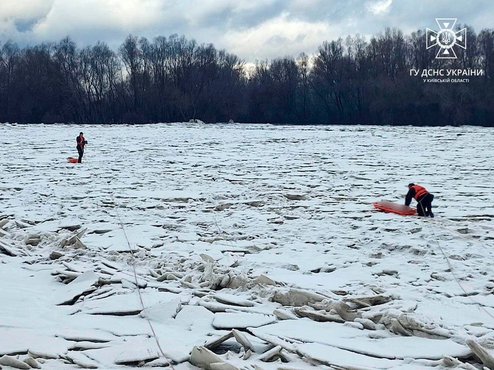 В Киевской области спасатели взорвали ледовую пробку на реке Десна. Фото и видео