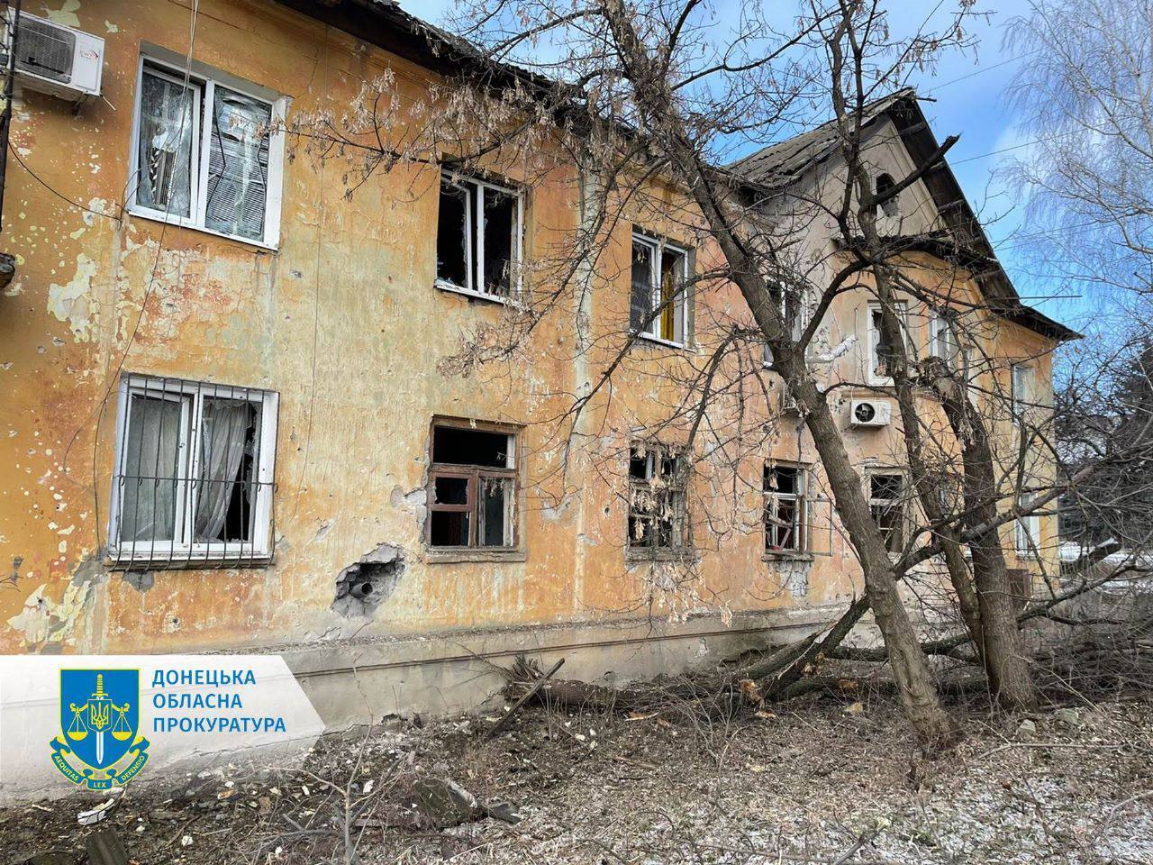 Оккупанты ударили "Градами" по центру Торецка: один человек погиб, еще девять получили ранения в Донецкой области. Фото