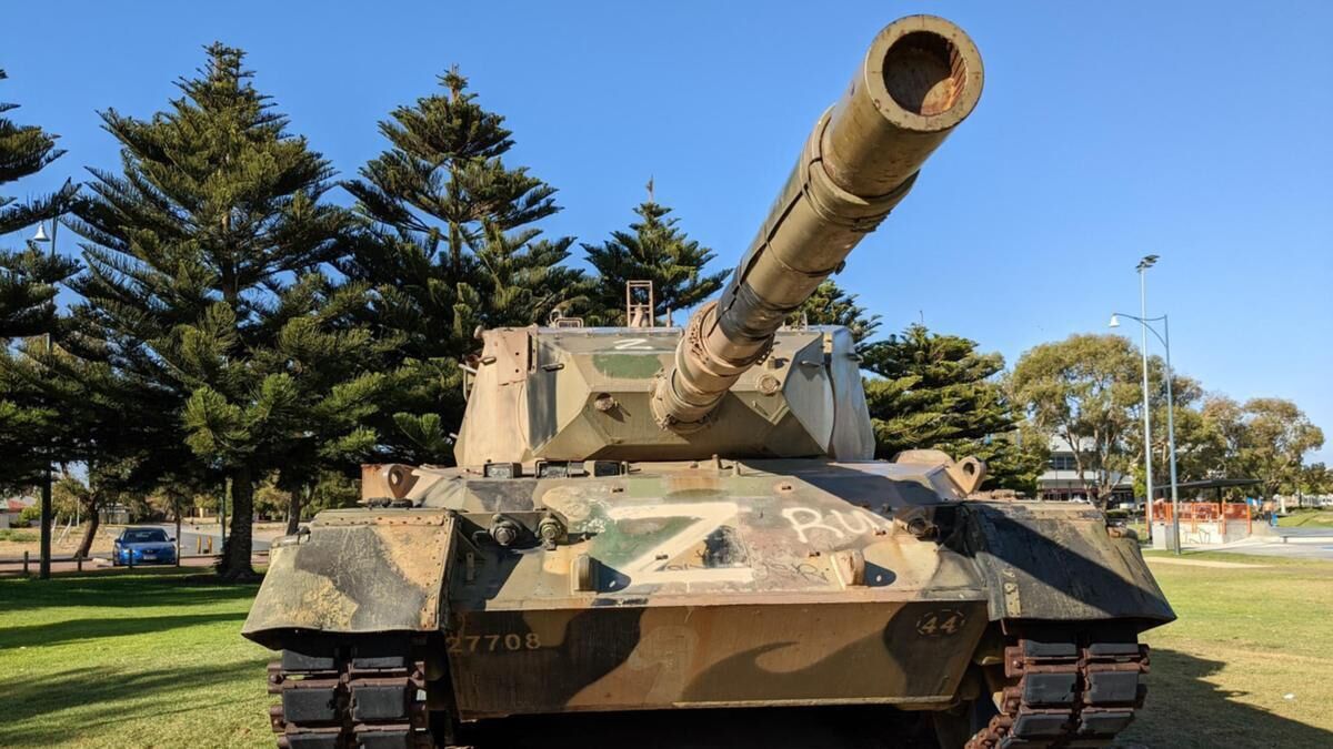 В Австралії раритетний танк Leopard розмалювали Z-свастикою і проросійськими гаслами. Фото 