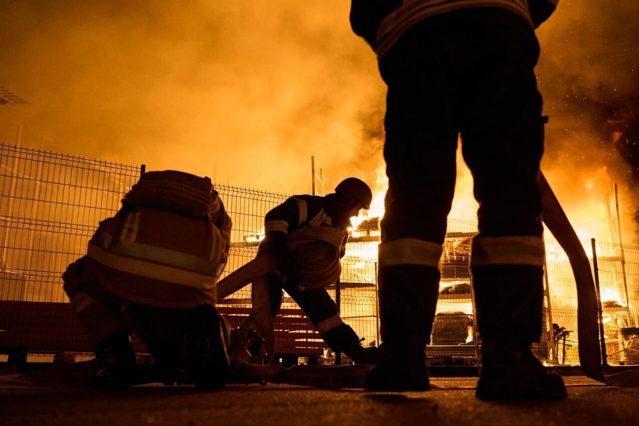 Окупанти вдарили по складу з феєрверками в Херсоні, спалахнула потужна пожежа. Фото і відео
