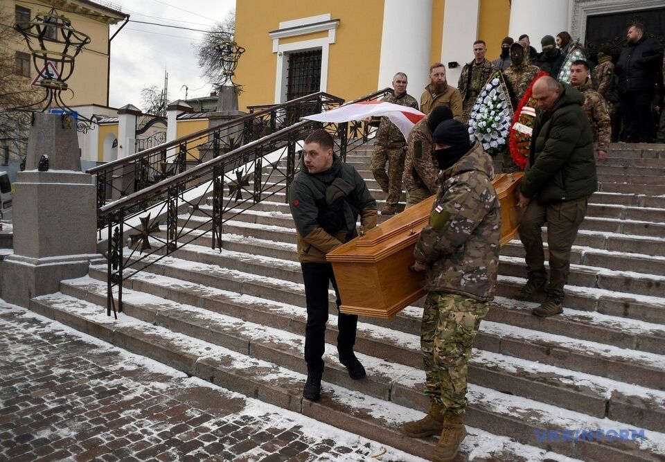 В Киеве простились с белорусским добровольцем и политзаключенным Эдуардом Лобовым. Фото