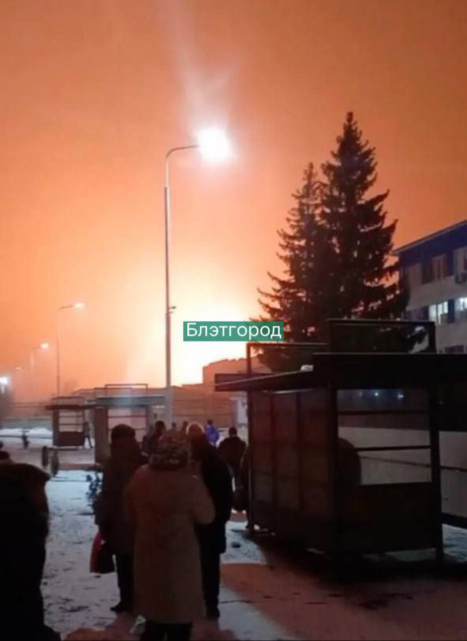В Белгородской области мощная "бавовна": загорелись нефтебаза и завод. Фото и видео