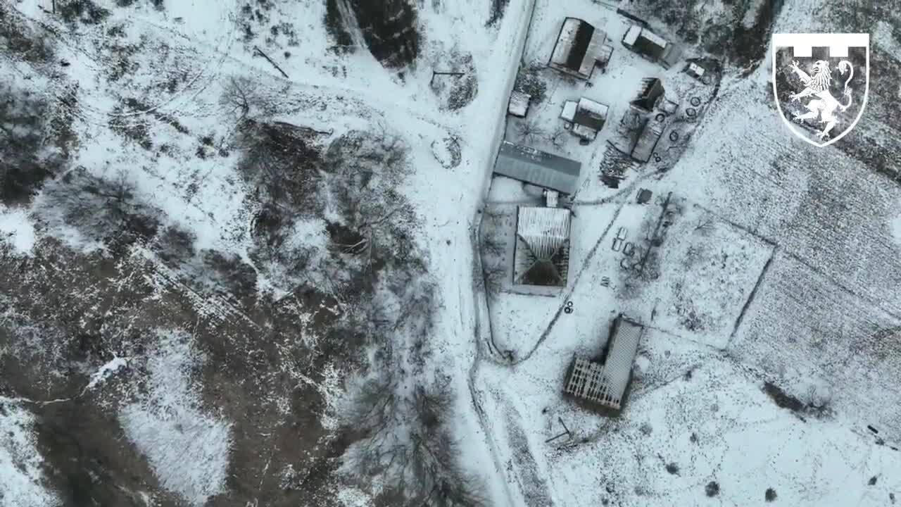 ''Своїх не кидають''? Українські аеророзвідники показали, як окупант накивав п’ятами після ''привіту'' від дрона. Відео 