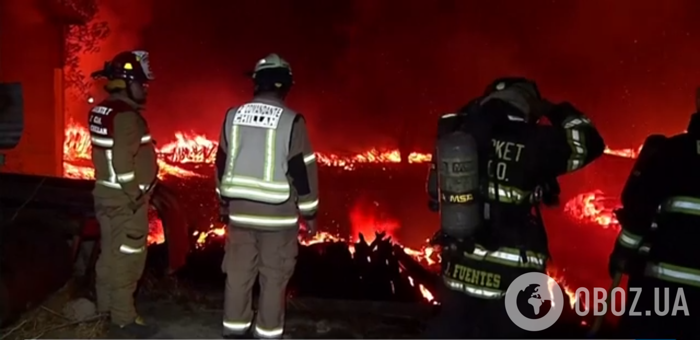 Пожарные пытаются потушить огонь в Чили