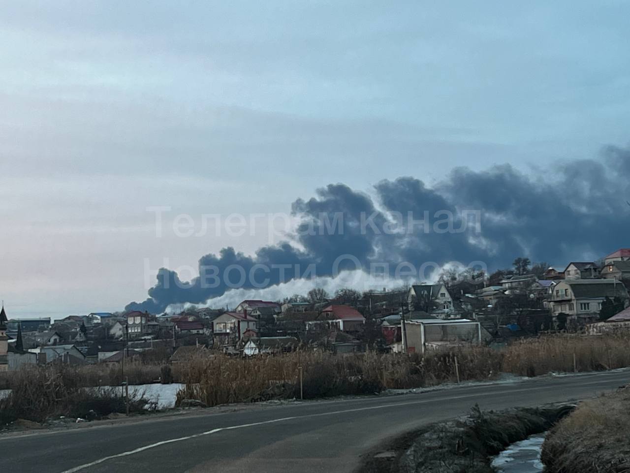 Под Одессой произошел мощный пожар на подстанции: город остался без света. Фото и видео