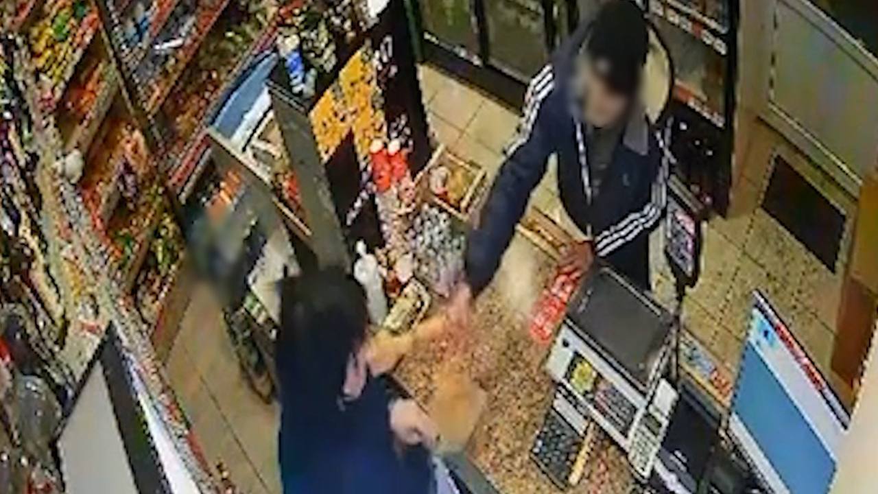 ''Наши люди – несгибаемы'': в Обухове продавщица надавала пинков хулигану, набросившемуся на нее с палкой в магазине. Видео