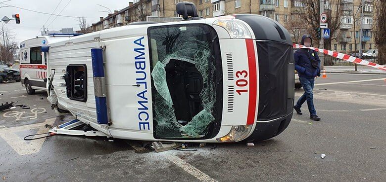 У Києві карета швидкої допомоги потрапила в ДТП: водій вилетів через лобове скло. Фото і відео