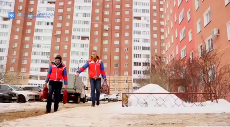 В Подмосковье семьям ''мобиков'', брошенных на войну против Украины, раздали по 10 килограмм картофеля и моркови: семьи очень рады. Видео