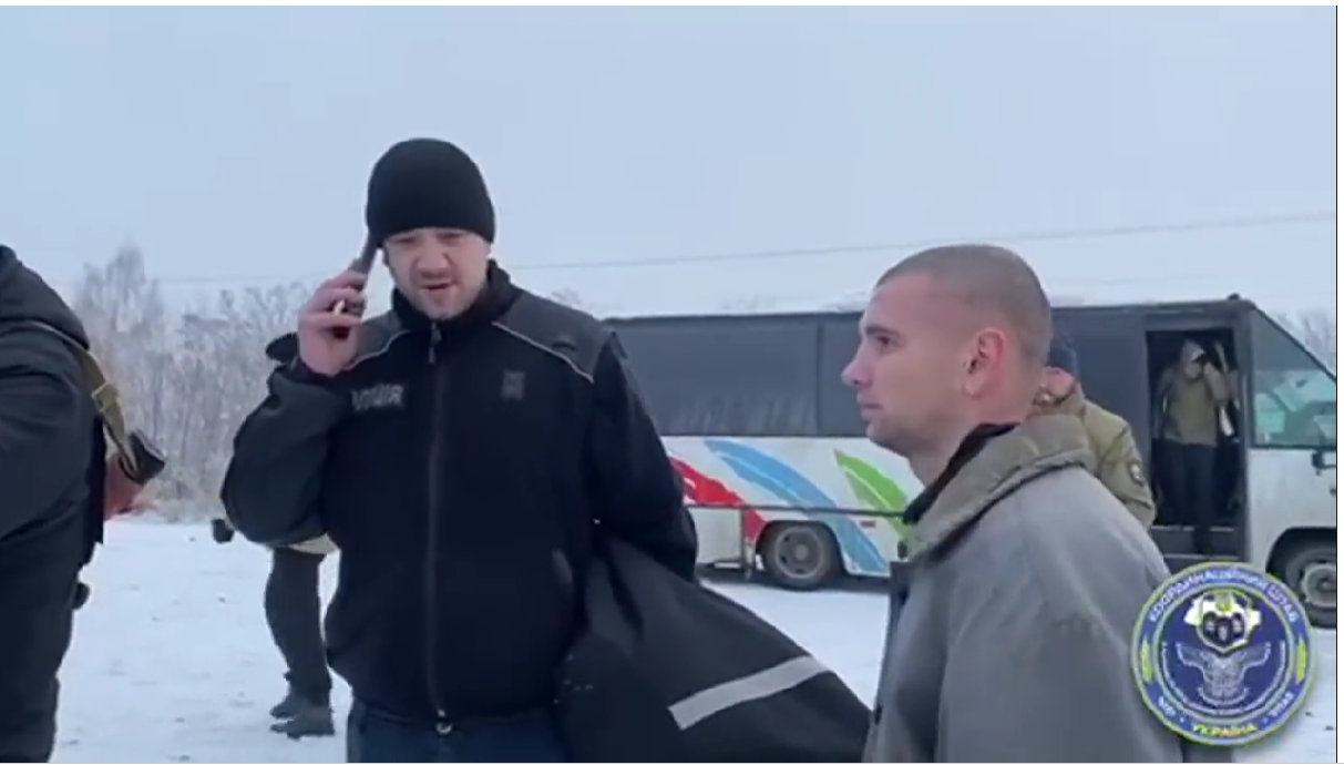 ''Перший за рік свіжий фрукт – це офігенно'': повернуті з полону українці розповіли, чим їх годували окупанти. Відео