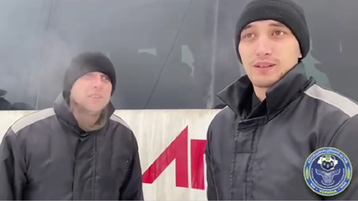 ''Перший за рік свіжий фрукт – це офігенно'': повернуті з полону українці розповіли, чим їх годували окупанти. Відео