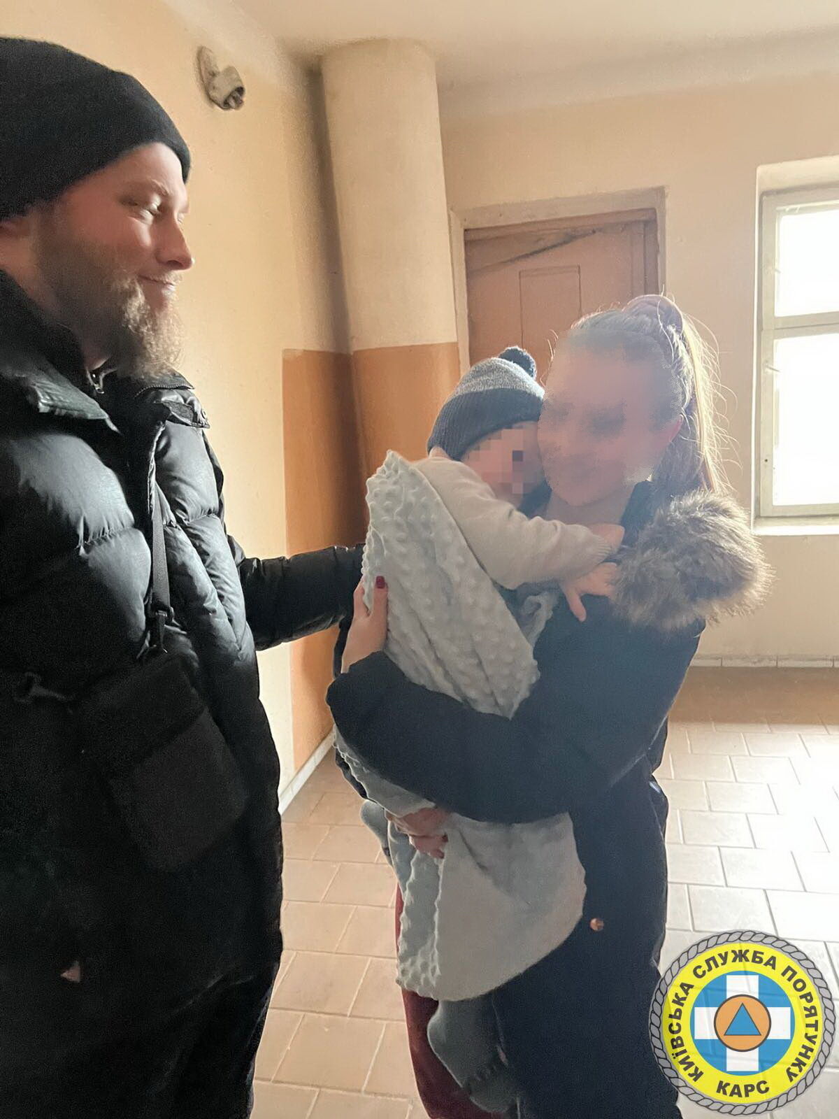 В Киеве спасатели высвободили из лифта женщину, застрявшую вместе с младенцем. Фото