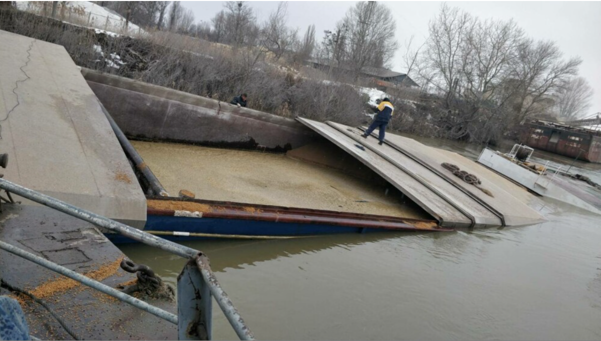 Баржа с зерном чуть не затонула в порту Рени