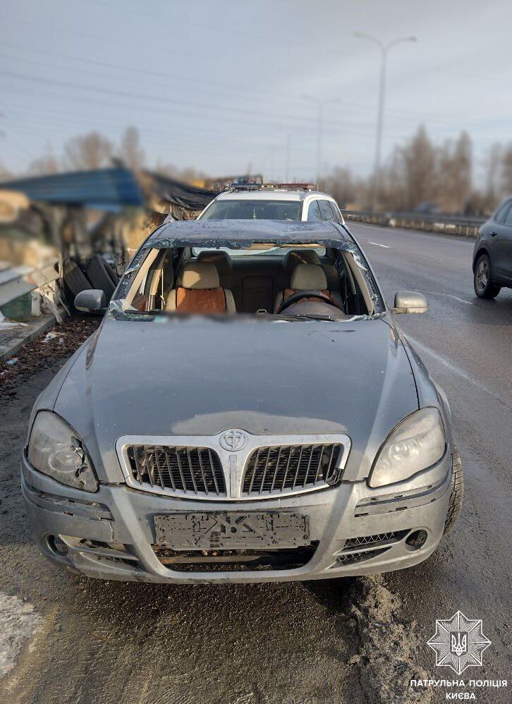 В Киеве водитель под наркотиками ездил на машине без лобового стекла. Фото
