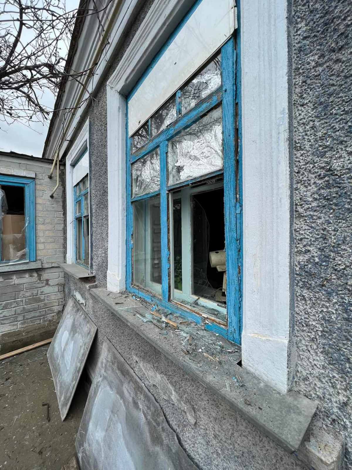 Окупанти обстріляли Чорнобаївку: є поранений, пошкоджено 6 будинків. Фото