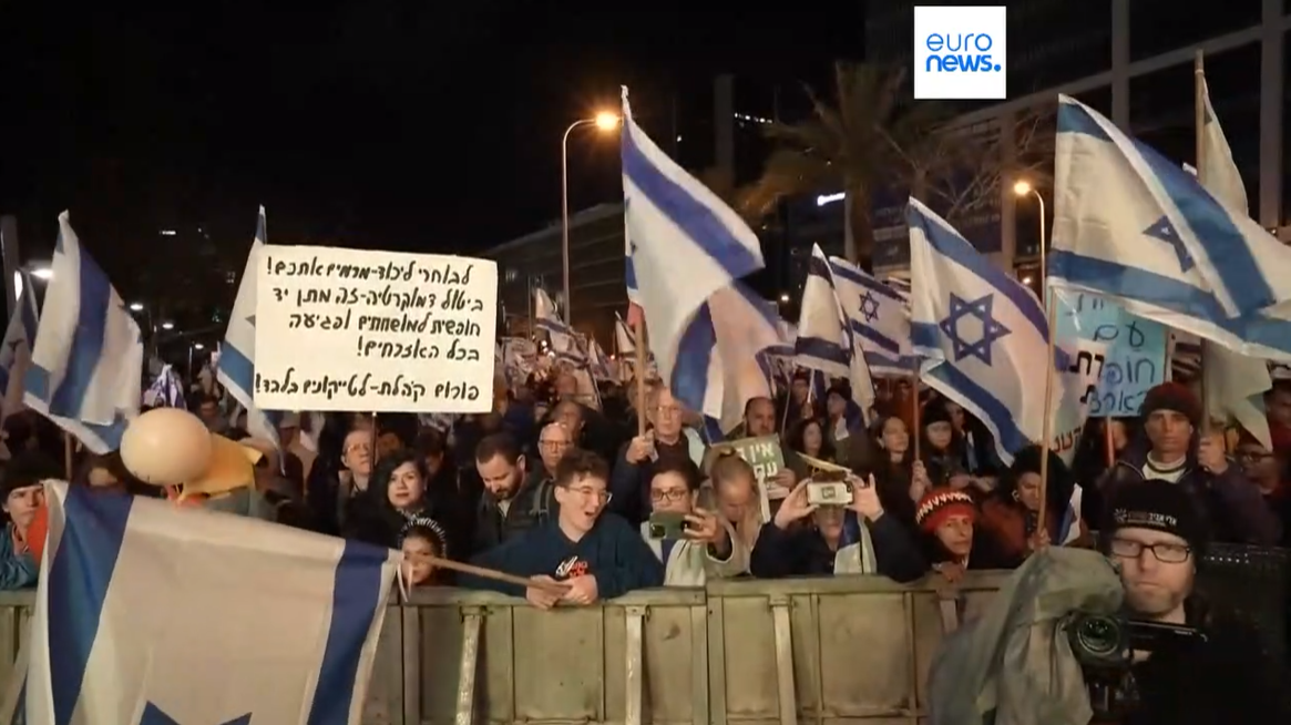 Десятки тисяч ізраїльтян вийшли на вулиці, протестуючи проти судової реформи Нетаньягу. Фото