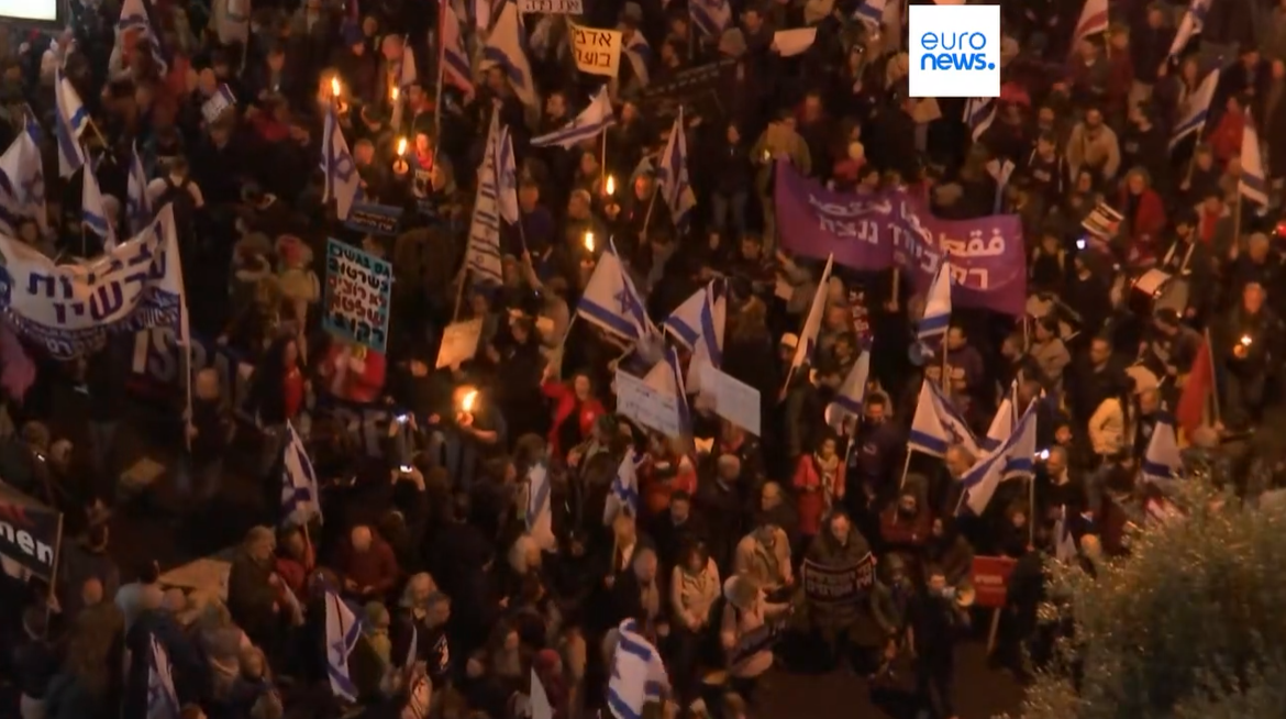 Десятки тысяч израильтян вышли на улицы, протестуя против судебной реформы Нетаньяху. Фото