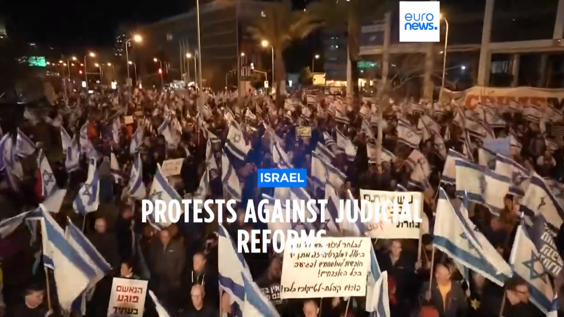Десятки тысяч израильтян вышли на улицы, протестуя против судебной реформы Нетаньяху. Фото