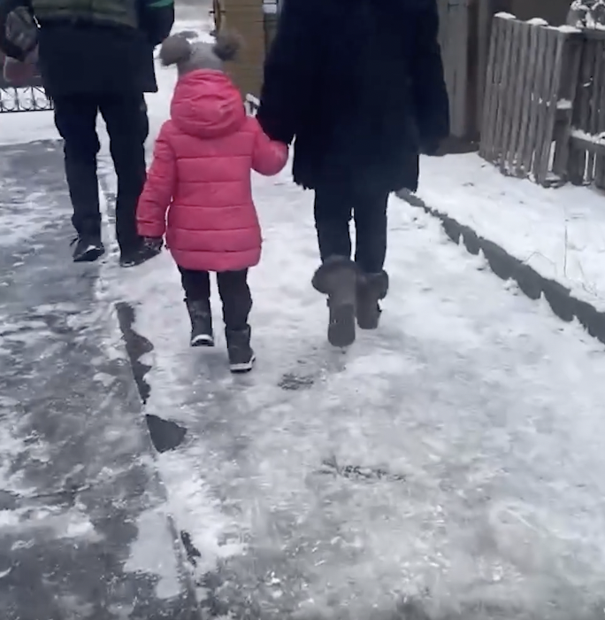 З Авдіївки евакуювали сімʼю з 5-річною дитиною: вони жили біля лінії фронту. Відео