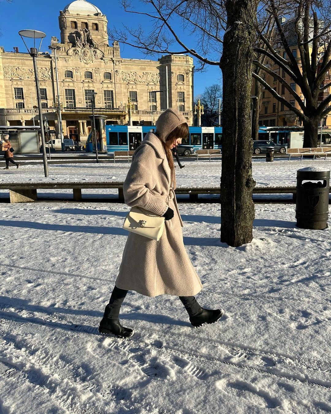 Звезда "Эмили в Париже" Лили Коллинз надела стильную шапку от украинского бренда. Фото