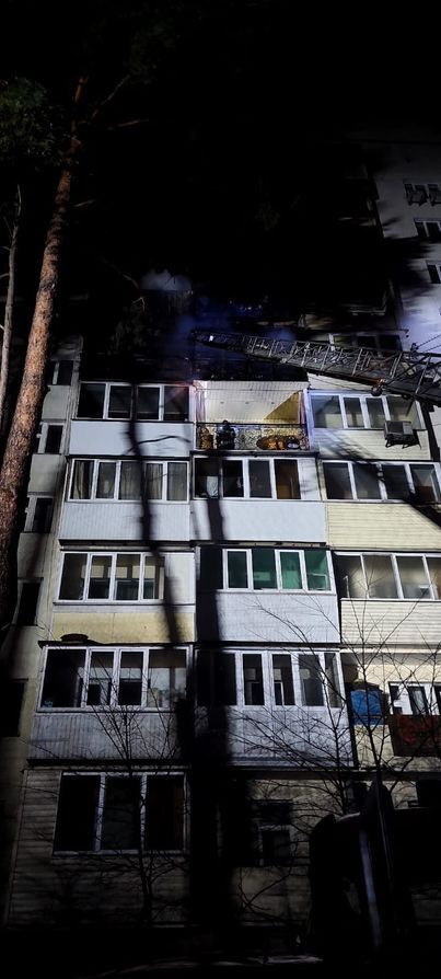 Вогонь охопив чотири поверхи: під Києвом сталася масштабна пожежа у житловому будинку. Фото