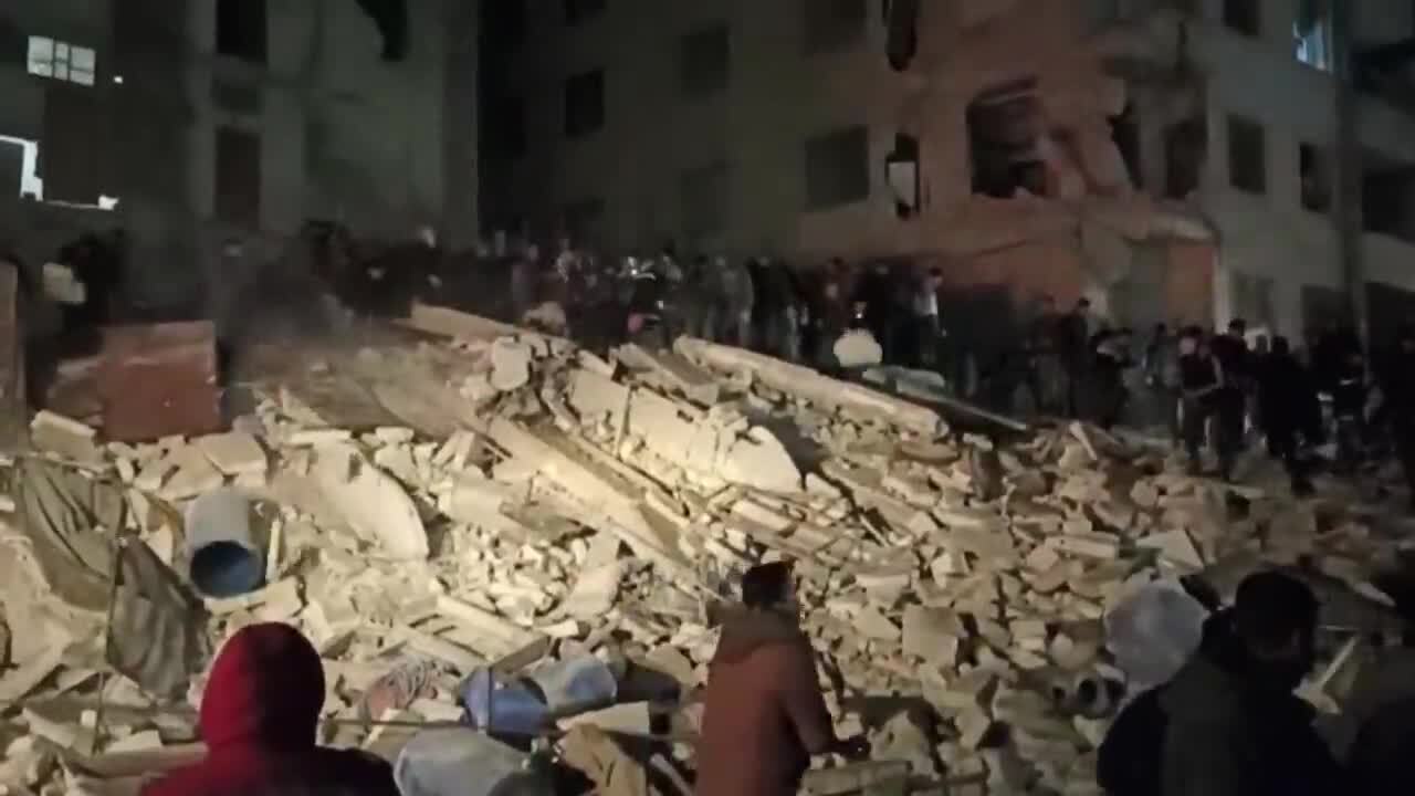 Мощное землетрясение разрушило крепость Газиантепа в Турции и повредило Цитадель Алеппо в Сирии. Видео