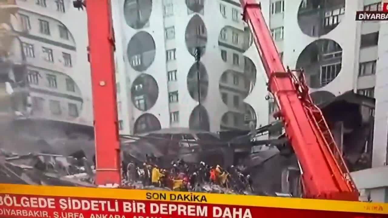 Турцию всколыхнуло еще одно мощное землетрясение: одно из зданий обрушилось в прямом эфире. Видео