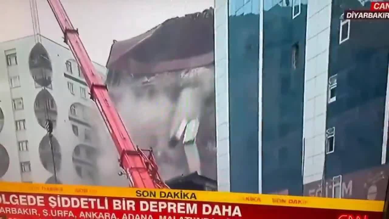 Турцию всколыхнуло еще одно мощное землетрясение: одно из зданий обрушилось в прямом эфире. Видео