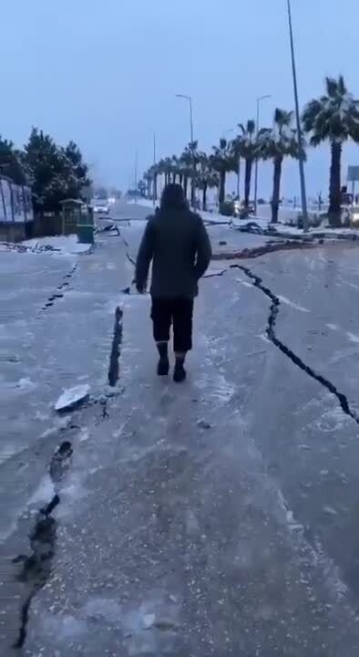 У Туреччині вулиці одного з міст покрилися велетенськими тріщинами після землетрусу. Відео
