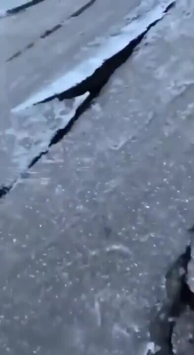 У Туреччині вулиці одного з міст покрилися велетенськими тріщинами після землетрусу. Відео