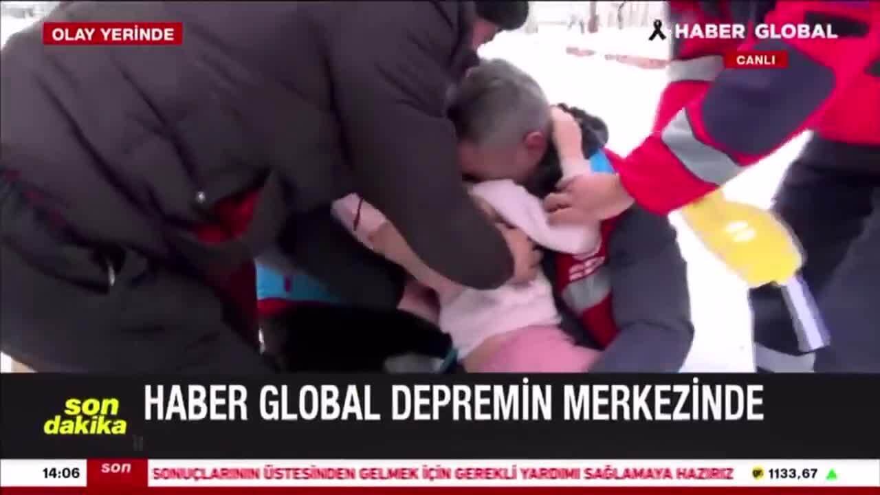 Из-под завалов разрушенного дома в Турции спасли ребенка. Видео