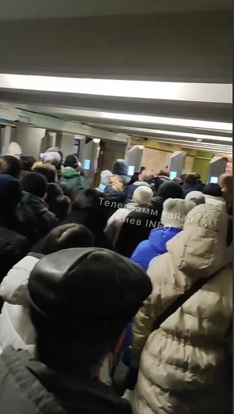 У Києві через збій на одній із станцій метро перестали працювати турнікети. Відео