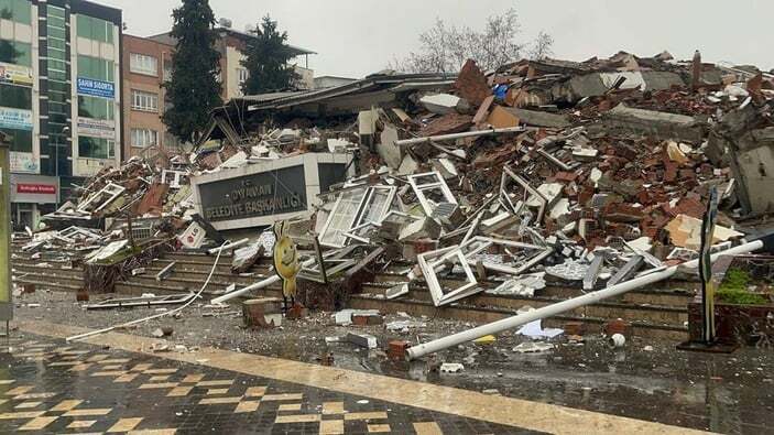 У турецькому Адіямані землетрус повністю зруйнував будинок міської влади: у мережі порівняли кадри до та після