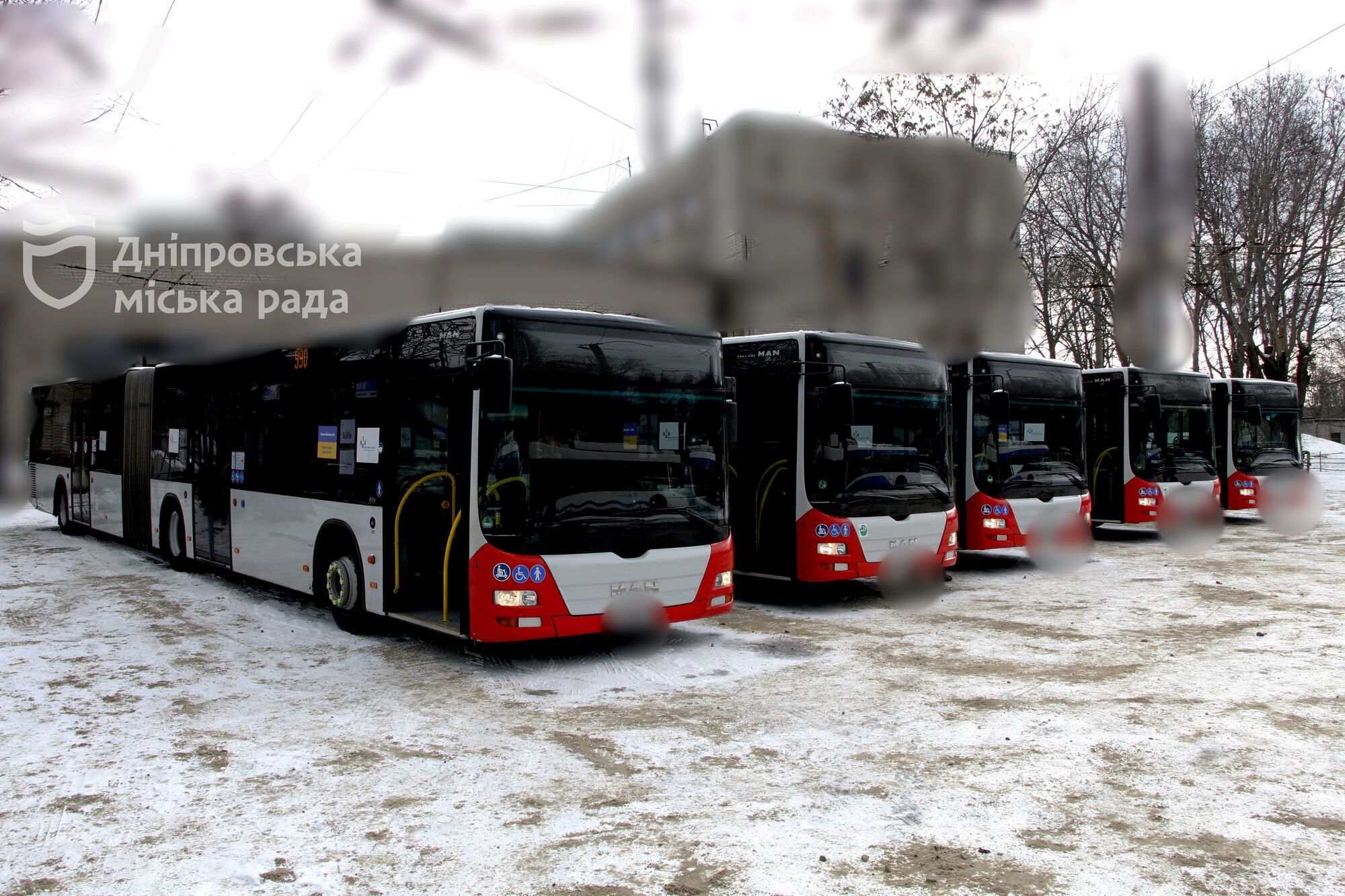 Дніпро отримав від Кельна 5 автобусів: Філатов розповів, коли вони вийдуть на маршрути