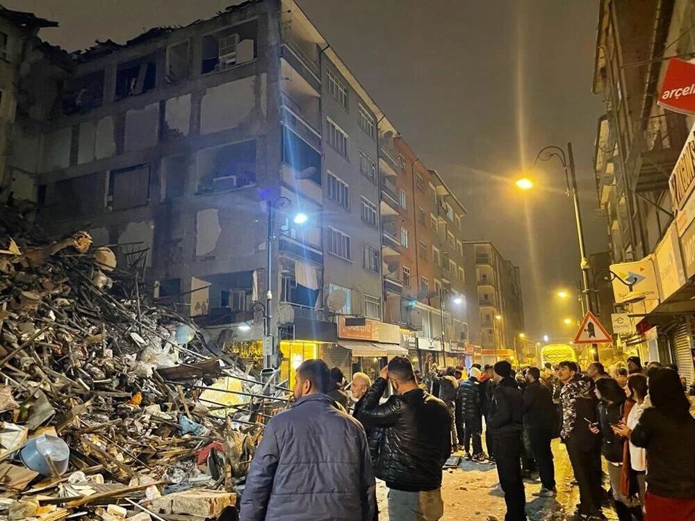 У Туреччині через потужний землетрус обвалилися десятки будинків: більш ніж 200 загиблих, під завалами залишаються люди. Фото й відео