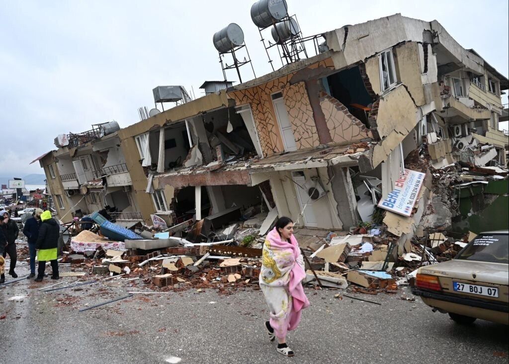 Жертвами землетрясения в Турции стали более 2900 человек, почти 16 тысяч ранены. Фото и видео