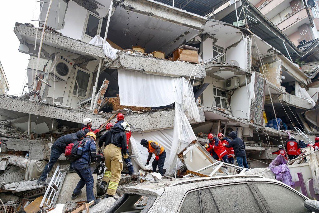 Жертвами землетрясения в Турции стали более 2900 человек, почти 16 тысяч ранены. Фото и видео