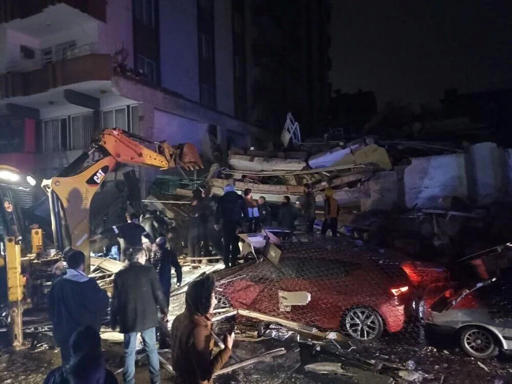 У Туреччині через потужний землетрус обвалилися десятки будинків: більш ніж 200 загиблих, під завалами залишаються люди. Фото й відео