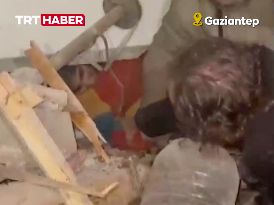 В турецком Газиантепе из-под завалов дома вытащили четырех человек: видео спасения