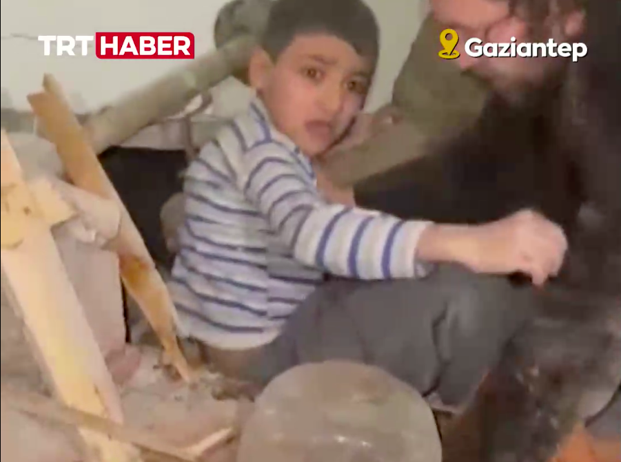 У турецькому Газіантепі з-під завалів будинку витягли чотирьох людей: відео порятунку 