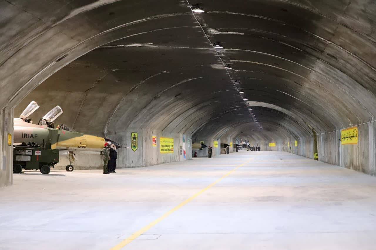 В Иране впервые показали подземную базу ВВС ''Огаб-44'' для самолетов и БПЛА. Фото и видео