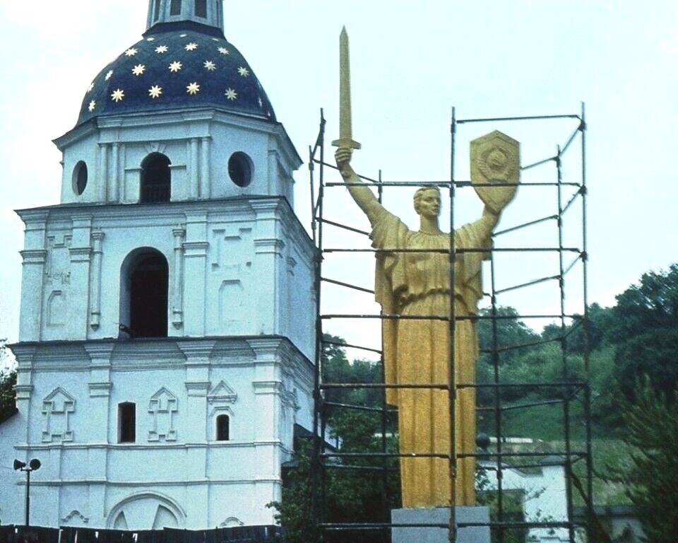 У 1978 році монумент Батьківщина-мати розміщувався на території Видубицького монастиря в Києві. Архівні фото