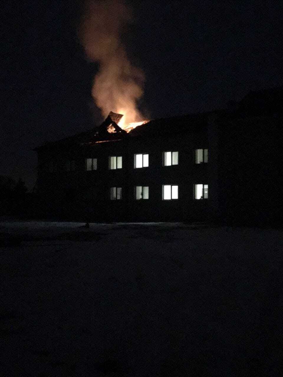 Оккупанты обстреляли Волчанск, в здании поликлиники вспыхнул пожар. Фото