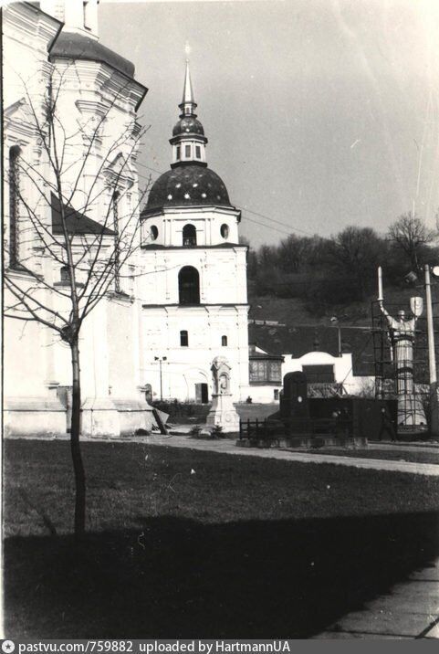 У 1978 році монумент Батьківщина-мати розміщувався на території Видубицького монастиря в Києві. Архівні фото