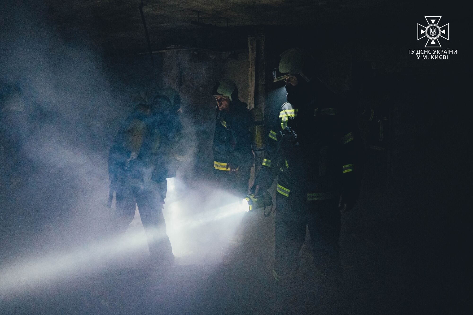 В Киеве произошел пожар на 17-м этаже дома: спасатели не смогли задействовать автолестницу из-за припаркованных авто. Фото